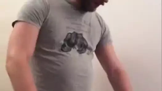 Çok büyük bir adamla çok çok seksi bir adam şaşırtıyor