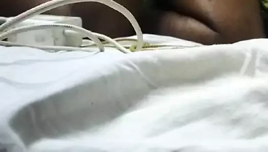 Tamil yarak düşkünü çiftin göğüslerini emiyor