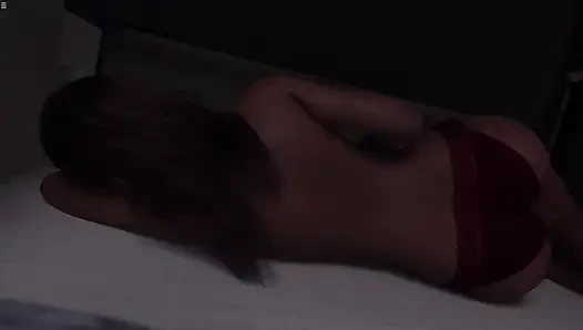 Японская мачеха дрочит мой большой член ночью на моей кровати