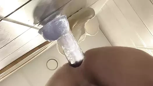 Korkak sikikleri ona kedi tarafından büyük şeffaf yapay penis