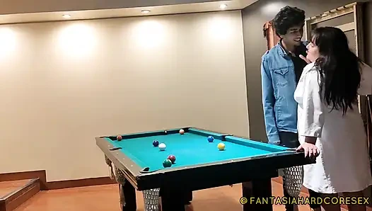 Havuz oyunundan sonra en iyi arkadaşıma iyi kalça masajları veriyorum