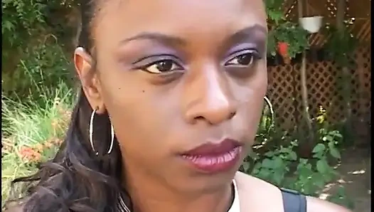 Sıska zenci kız arkadan sikilmek için domalıyor