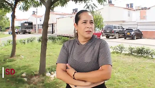 Erkeklerin daireye girdiğini söylemediği için üvey kız kardeşime sikişerek rüşvet veriyorum