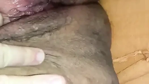 İri güzel kadın yatakta çıplak yatıyor şişman kıllı amcığımı ovuyor