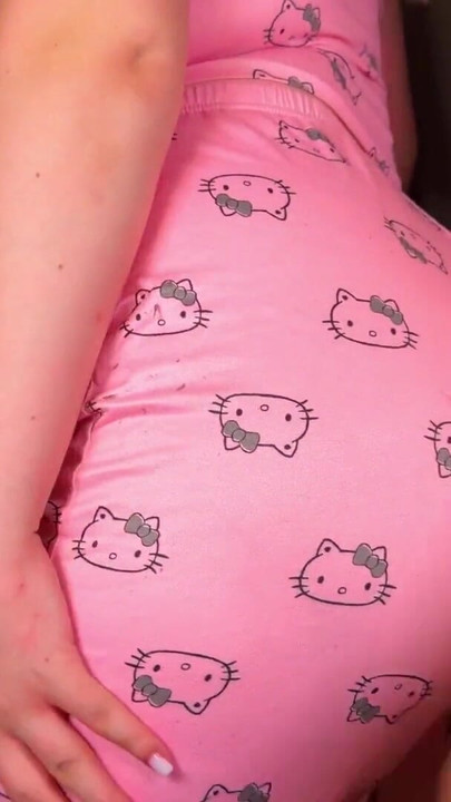 İş toplantısı öncesi boşalma düellosu (1 dakika). Üvey oğul üvey annesinin hello kitty pijamalarına hemen boşalıyor | Klip 2