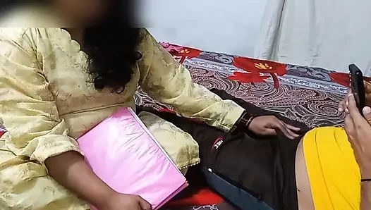 Üvey anne evde kimse yokken kitap okuyor ve sikimle oynuyor