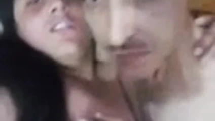 Bayan oyun ile kedi ve öpüşme