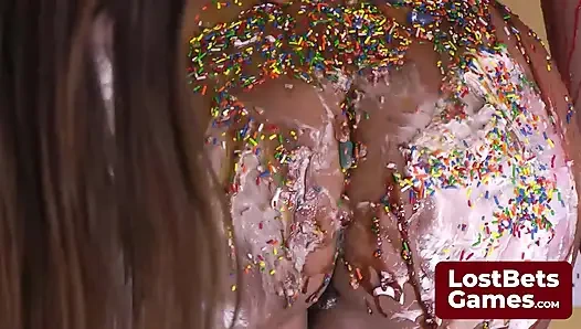 Kızların sırayla bir yarakla sikiştiği heyecanlı bir striptizli yüze boşalma oyunu