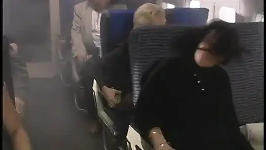 Şehvetli erkek delisi amcığını yalatıyor ve sonra derin anal sikişiyor