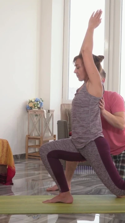 Kızıl saçlı üvey anne yoga öğretmeni tarafından sikiliyor
