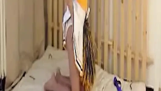 Ponpon kız etek kaldırılmış ıslak amcık damlarken teşhir ediyor