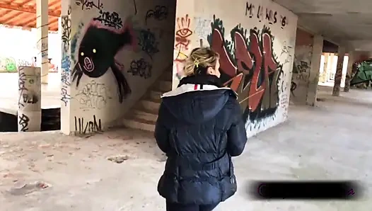 Azgın evli kadın luna terk edilmiş evde yoğun anal seks yapıyor - açık havada bakış açısı gerçek çift