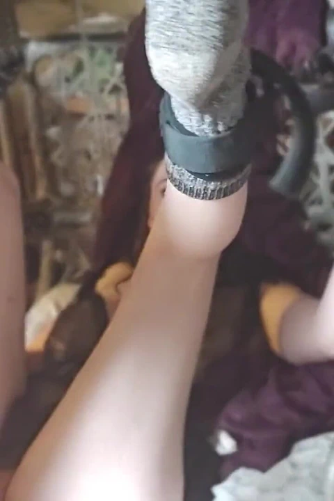 Orta yaşlı seksi kadın sikiş sandalyesinde sikiliyor