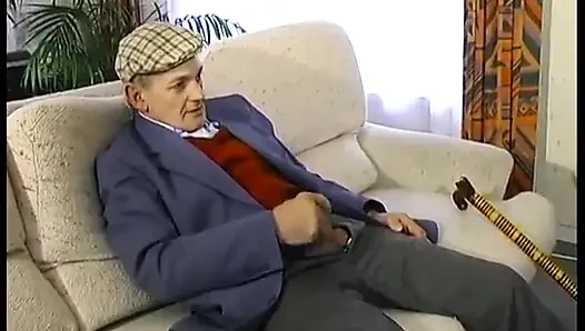 Bakımlı bir blackette sapık yaşlı bir adama amını sunuyor!
