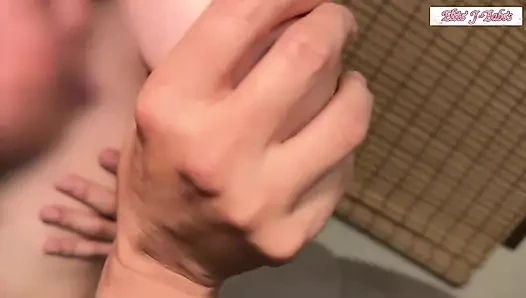Çarpıcı diş hijyencisi Allure, cesur bir karşılaşma açısı sırasında tepkiler yoğunlaşdıkça parlıyor