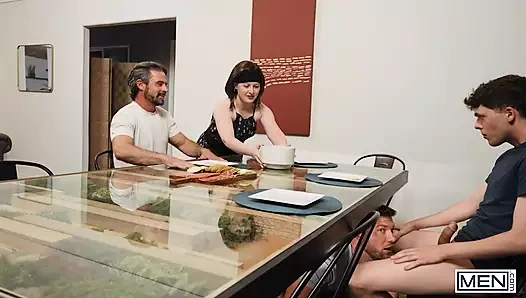 Twinky Troye Dean, ikisi Daniel'ın yarağını götlerine almadan önce Caden'a sakso çekiyor - erkekler