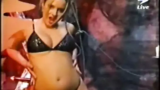 Seksi kız dans ediyor ve striptiz yapıyor sm kulübü (2003)