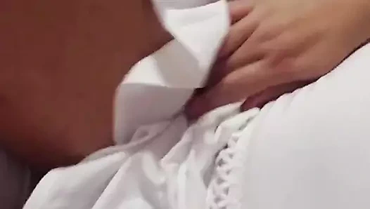 Ateşli genç (+18) kırmızı iç çamaşırlı dans ediyor