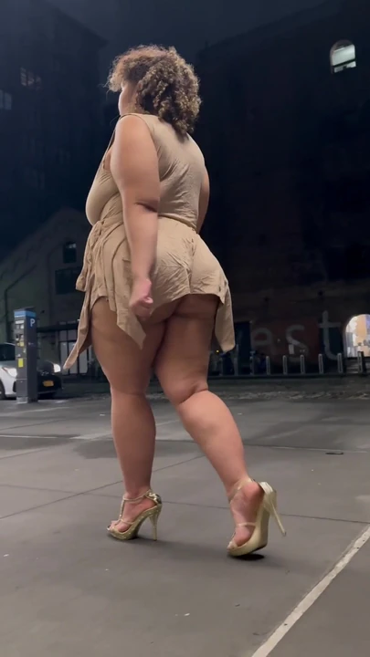 Сногсшибательный момент из "Boricua Mami толстые ноги, толстая задница большая попка Angie Love двойная женское доминирование, походка с a скрытой камерой"