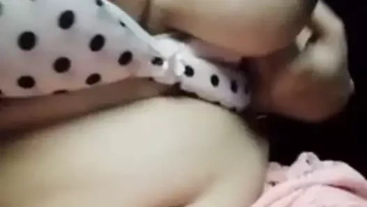 Bugünün özel desi kızı büyük göğüslerini gösteriyor