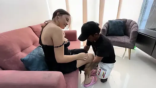 Üvey erkek kardeşimi randevusunda ayakta bırakıldığını öğrenmek için teselli ediyorum, bu yüzden ruhlarını kaldırması için ona lezzetli bir sikiş veriyorum