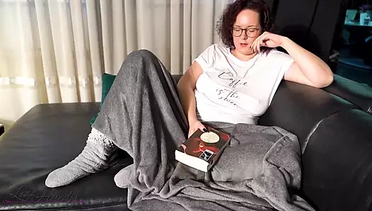 Büyük memeli seksi hatun ıslak pembe amında seks oyuncakları kullanmayı seviyor