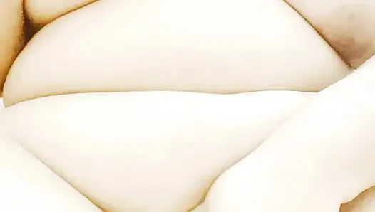 Yapraklı kız güzel bedenini ve büyük göğüslerini mastürbasyon yaparken gösteriyor