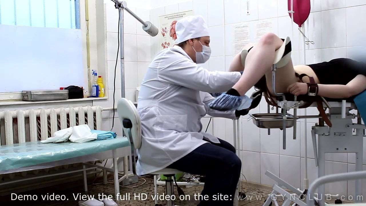 Güzel kız jinekolog muayenesi yapıyor