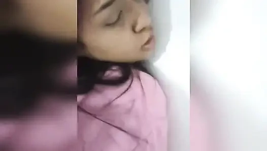 New York Abd'li 18 yaşındaki esmer büyük sarkık memeler üvey erkek kardeşinin büyük yarağını sikiyor bölüm 2