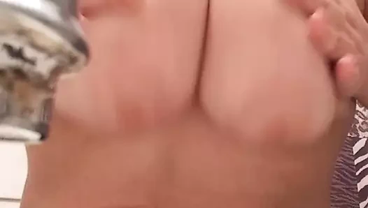 amatör yıldız gizlice oynar ile büyük göğüsleri içinde onu banyo