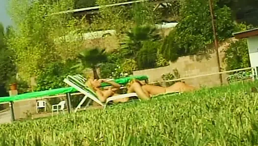 Lesbische Leidenschaft im Garten