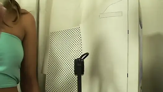 Yaşlıların üçlü seks sahnesi 2 - sarışın genç kız bir çiftle üçlü seks istiyor