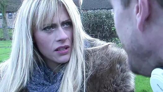 Utangaç evli kadın Brittany Bardot Luke'un büyük yarağını alıyor