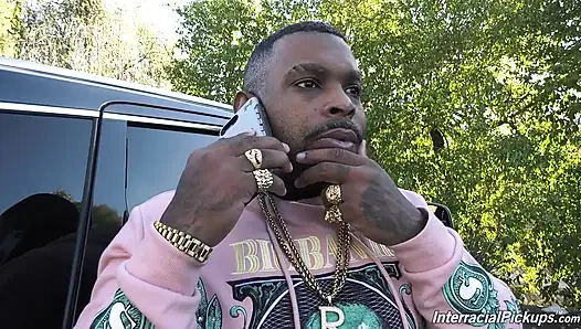 Riley Reign derin bir büyük zenci yarağıyla sikişiyor