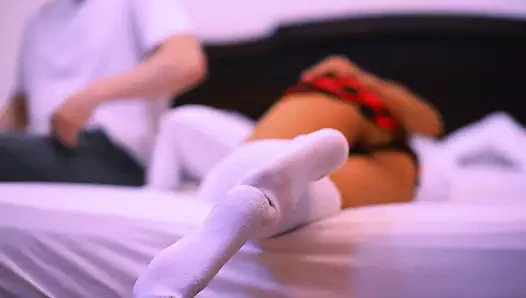 Nevina polusestra i stariji polubrat se u njegovoj sobi dok je obitelj na rođendanskoj zabavi