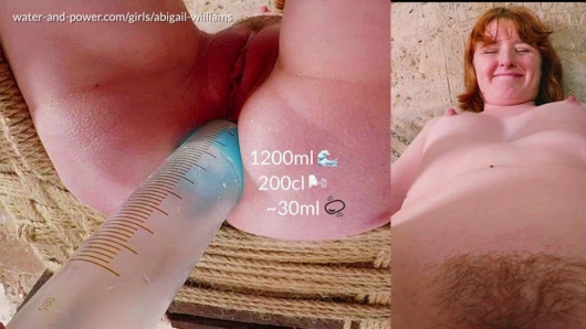 Abigail sandalyede 2/4