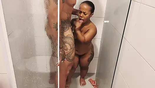 Baba Küçük Cüce ile Birlikte Banyo Yapıyor