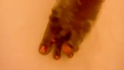 ayakları içinde duş