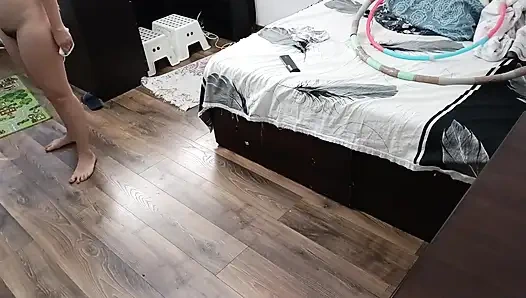 Seksi evli kadın evde çıplak egzersiz yapıyor.