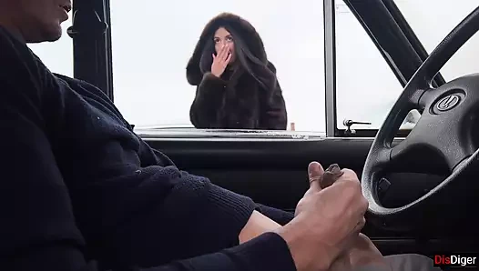 Yabancı kız halka açık bir otoparkta arabanın penceresinden 31 çekti ve sikimi emdi