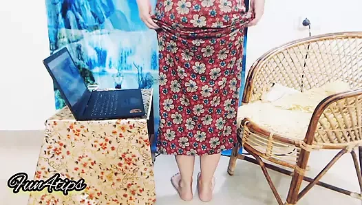 Mavi külotumu çıkarıyorum.