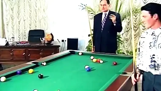 Kırmızı elbiseli esmer masa ve bilardo masasında sikiliyor