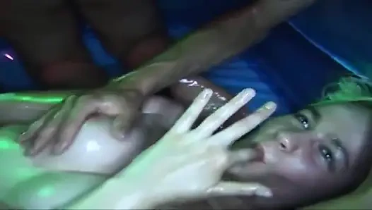 ıslak çifte penetrasyon çılgınlığı ile kaygan orta yaşlı seksi kadın grup seks