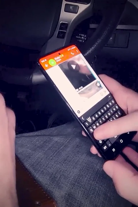 Aldatılan adam evde otururken karısı erkek arkadaşını spor salonunun dışında yalıyor ve video gönderiyor.