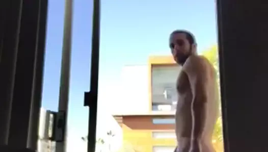 balkonda gösteriş yapmak