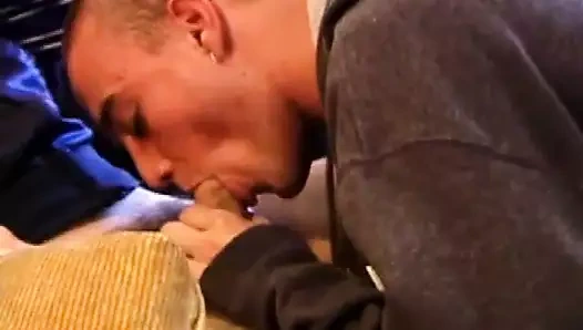 Curious üçlü emmek ve inme