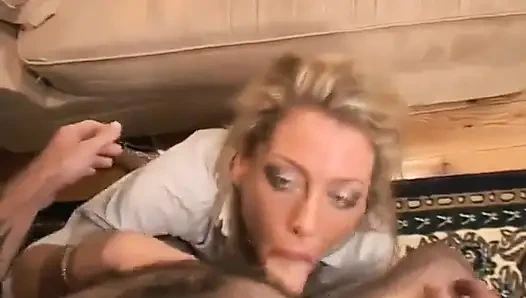 Islak olgun derin gırtlağına kadar alıyor