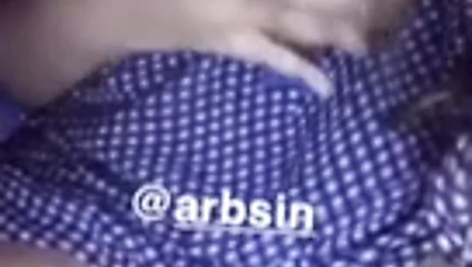 Mısırlı kız göğüslerini gösteriyor