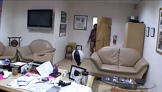 Azgın şişman sürtükler ofise girip oradaki adamı memnun ediyor