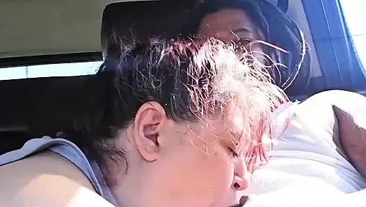 Halka açık döl yutuyor ve büyük zenci sağıyor